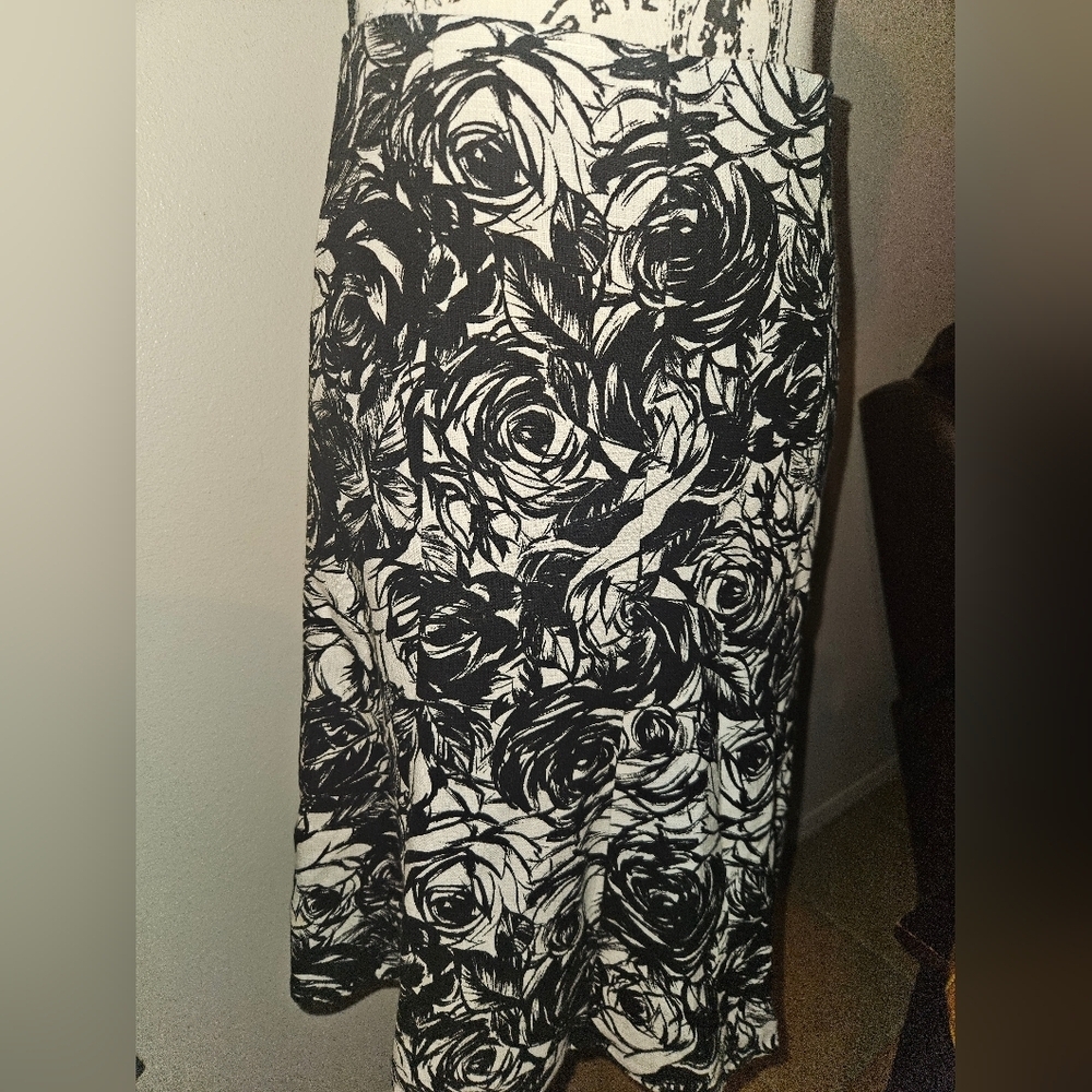 Ruth Womans Black and White Floral A-Line Skirt Size 2 - Picture 2 of 8